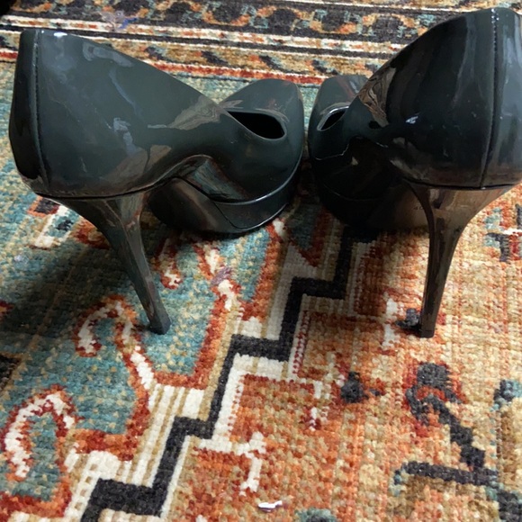 Gucci Dark Grey patent leather platform heels - Picture 5 of 6